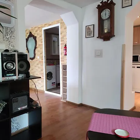 2 Bed - Sleeps 7 - Private Garden - Parking Apartment