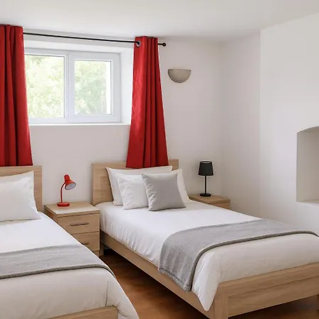2 Bed - Sleeps 7 - Private Garden - Parking * Haskovo